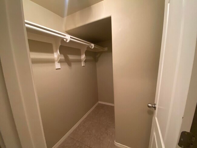 Building Photo - 413 Windmill Palm Dr