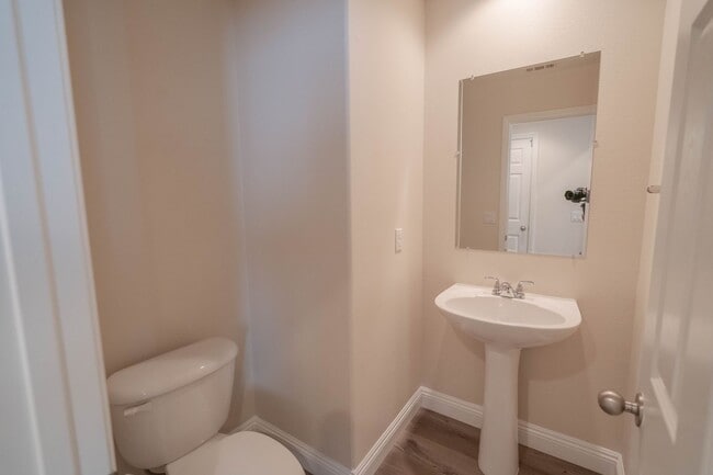 Building Photo - Charming 3-Bedroom Home in Valencia's Cree...