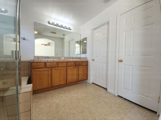 Building Photo - 5 bedrooms/ 2 baths Location Olive Dr/ Old...
