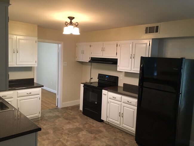 Building Photo - Dont miss out on this spacious East Memphi...