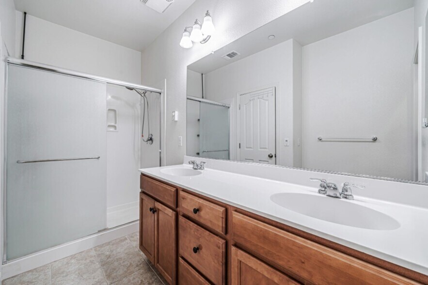 Building Photo - 6704 S Mariposa Ln