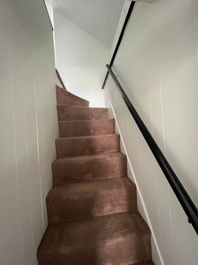 Building Photo - Central St Apartments