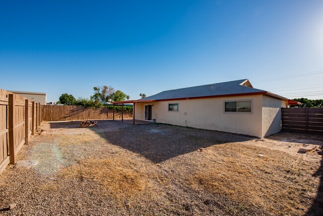 Building Photo - 2448 S Engler Ave
