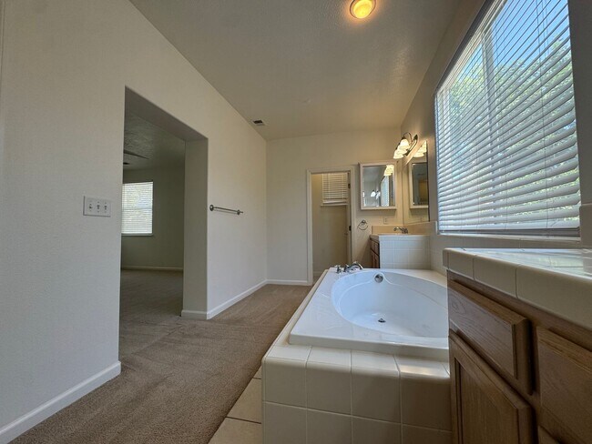 Building Photo - 5781 E Kaviland Ave