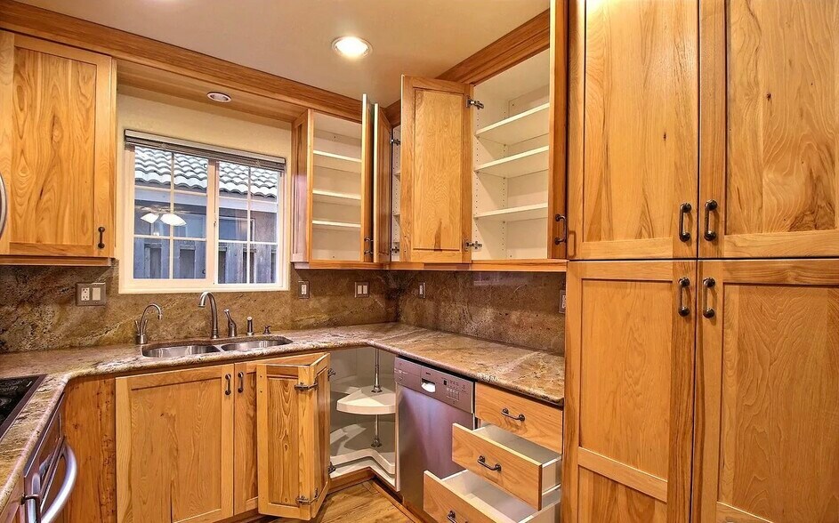 Building Photo - 5128 W 11th St