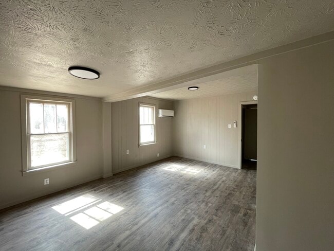 Building Photo - 802 E Church St