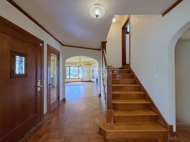 Building Photo - MOVE IN SPECIAL! ONE MONTH FREE! Timeless SE Portland 3 Bed Home w/Backyard, Hardwood Floors, & B...