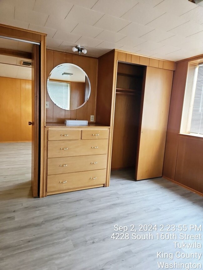 Building Photo - Tukwila/SeaTac daylight rambler - large home for rent - 4 bedrooms 2 bathrooms with 2 kitchens - ...