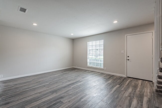 Building Photo - 2121 Fountain View Dr