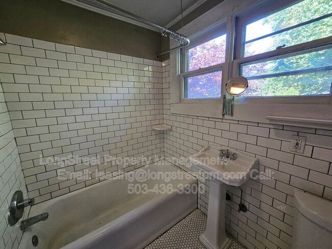 Building Photo - 1402 SE 30th Ave