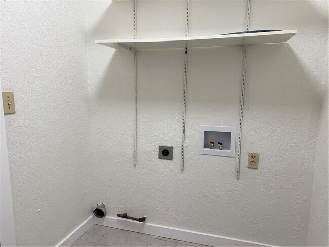 Building Photo - 2009 Dena Dr