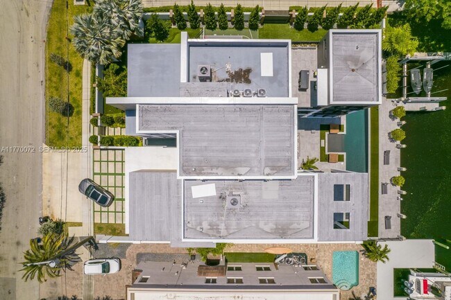 Building Photo - 1400 Bayview Dr