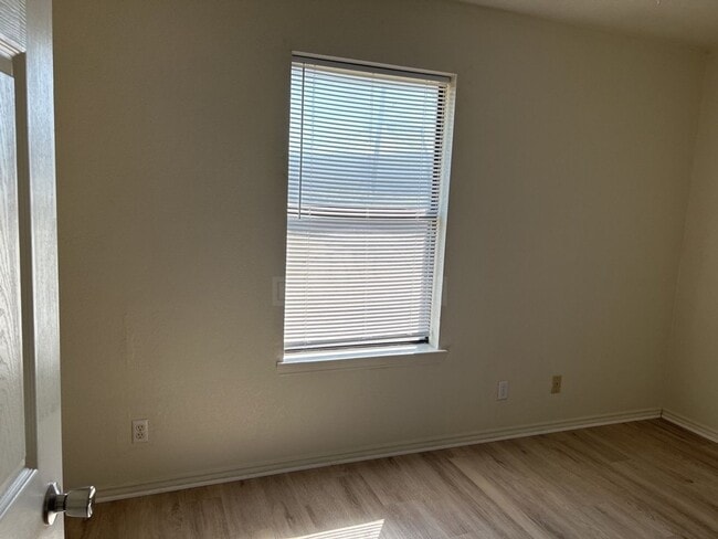 Building Photo - 902 McDaniel Cir