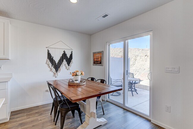 Building Photo - 3 BEDROOM Long Valley Townhome with all the Amenities