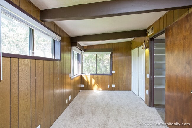 Building Photo - Charming Mid-Century Modern Ranch | 3 Bed | 2 Bath | One-Level Living | Prime Cedar Mill Location...