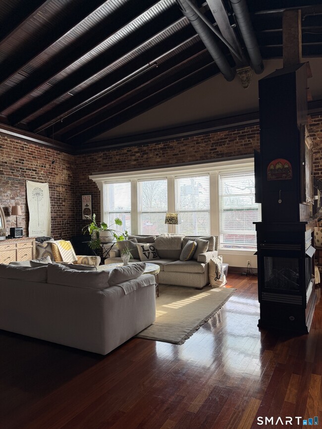 Building Photo - 9 River St