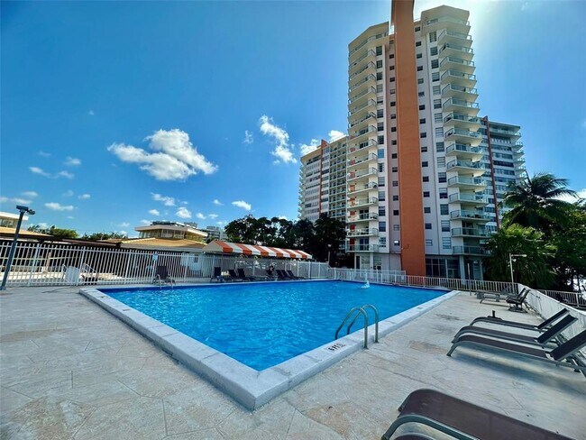 Building Photo - 1301 NE Miami Gardens Dr