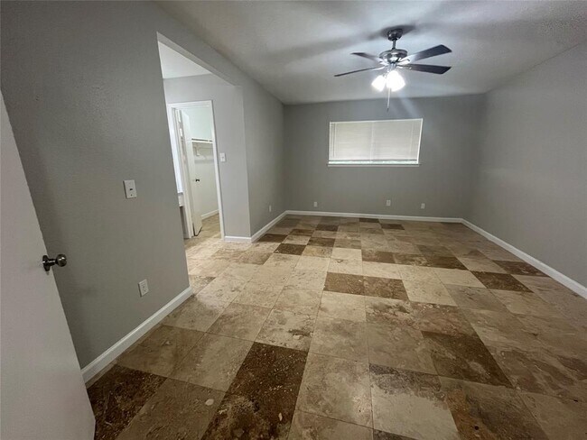 Building Photo - 2402 Fawnwood Ln