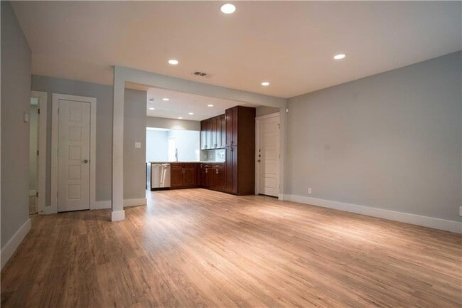 Building Photo - 809 Sussex Dr