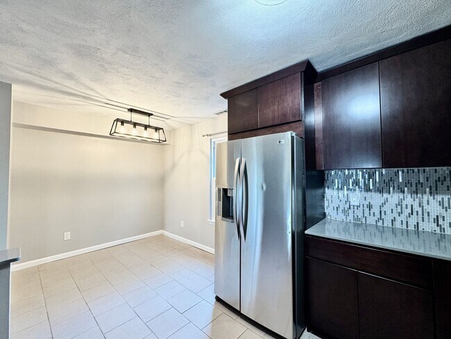 Building Photo - Freshly painted & Available NOW! Tri-Level...