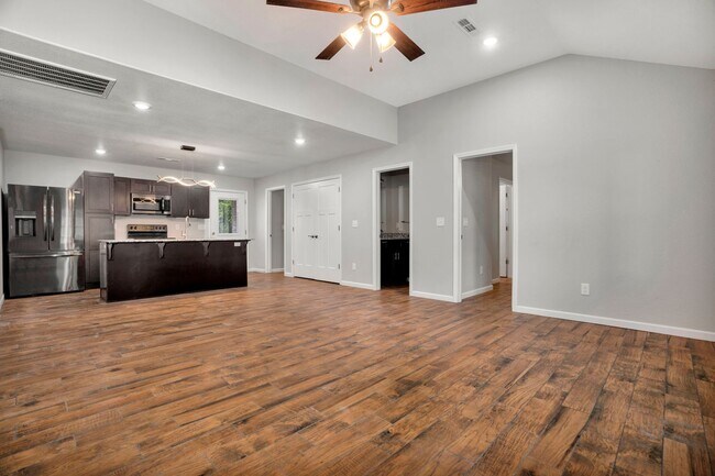 Building Photo - Like New 3-bedroom 2.5 bath Duplex in Gent...