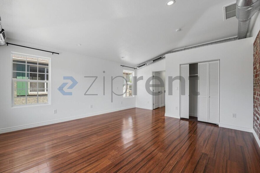 Building Photo - Unit A