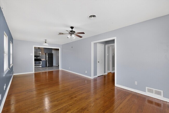 Building Photo - 2104 Hillburn Dr