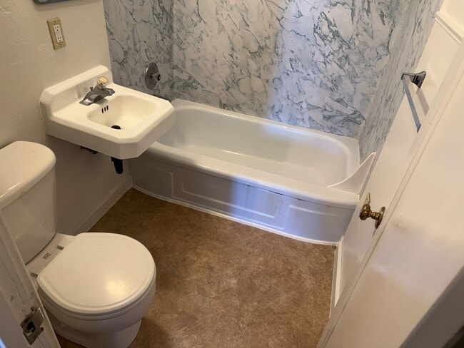 Building Photo - 2 bed, 1 bath house in Springfield