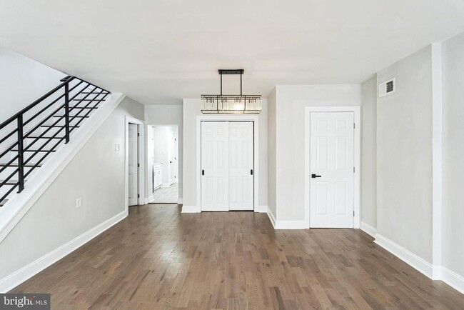 Building Photo - 382 Martin St