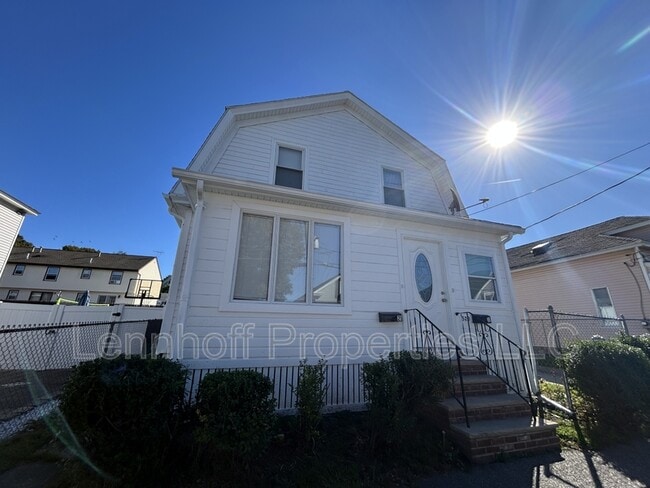 Building Photo - 526 Concord St