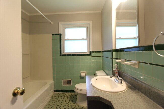 Building Photo - 3025 La Haven Cir