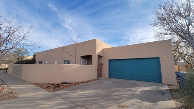 Primary Photo - Great Near North Valley Home! No carpet! O...