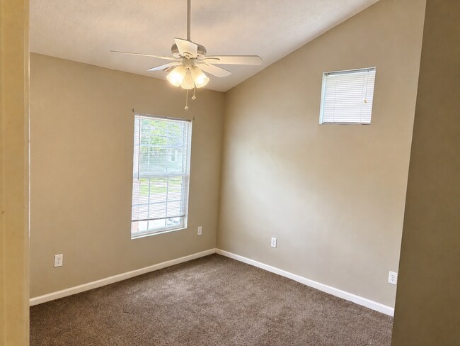 Building Photo - 640 Golfview Dr