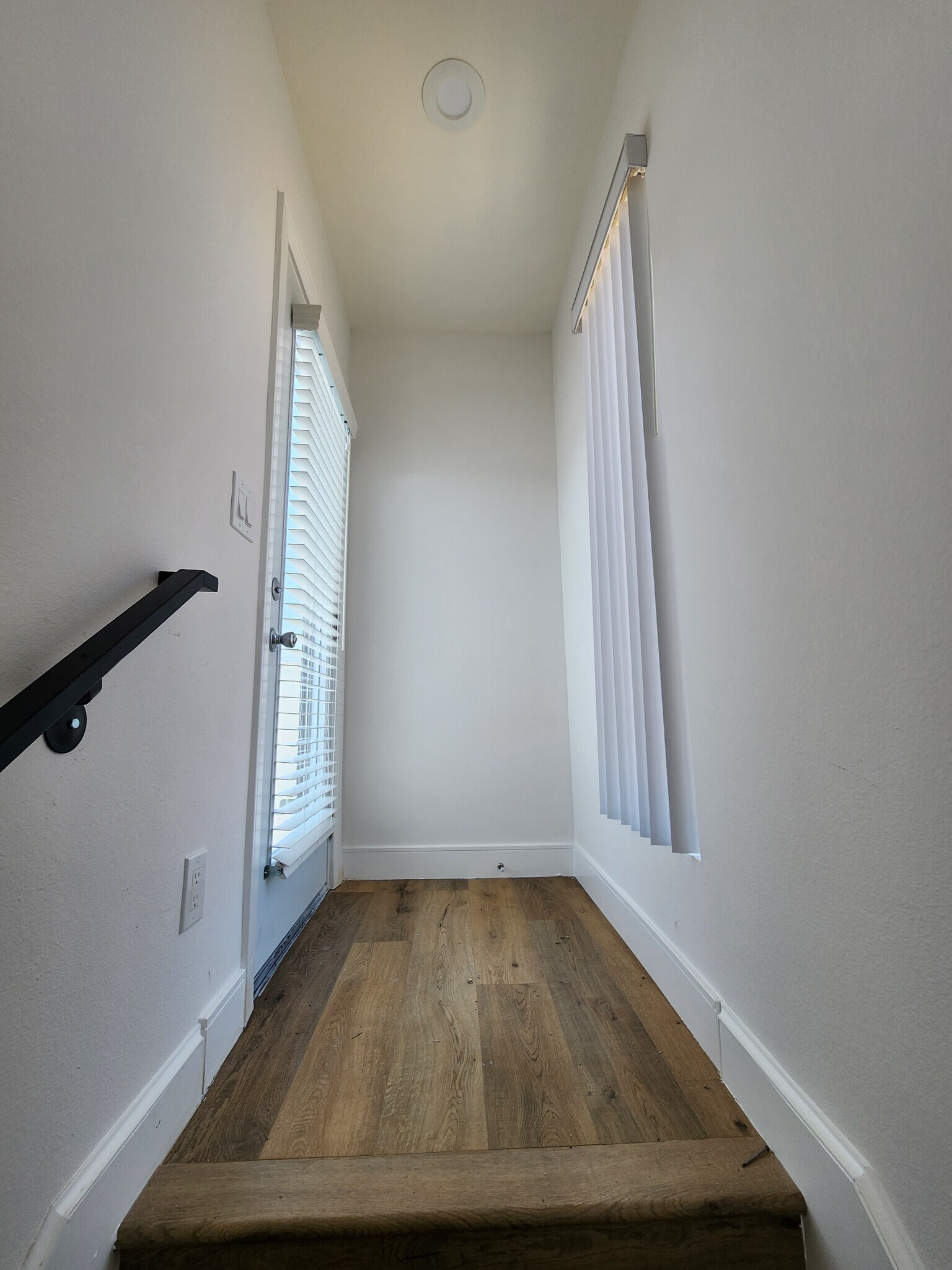 Building Photo - 543 N Kingsley Dr