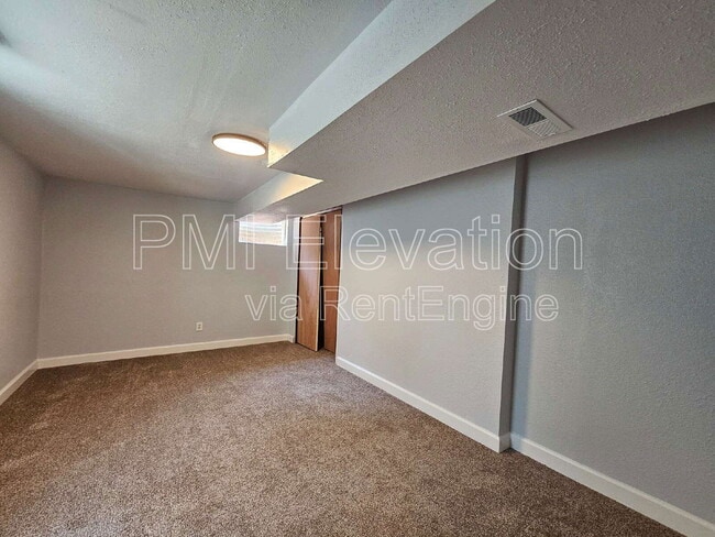 Building Photo - 6824 S Willow St