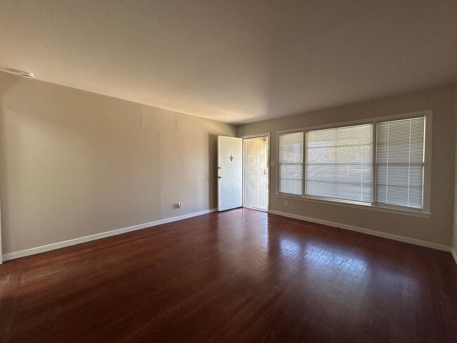 Building Photo - Charming Single Story 2-Bedroom Home in Ma...