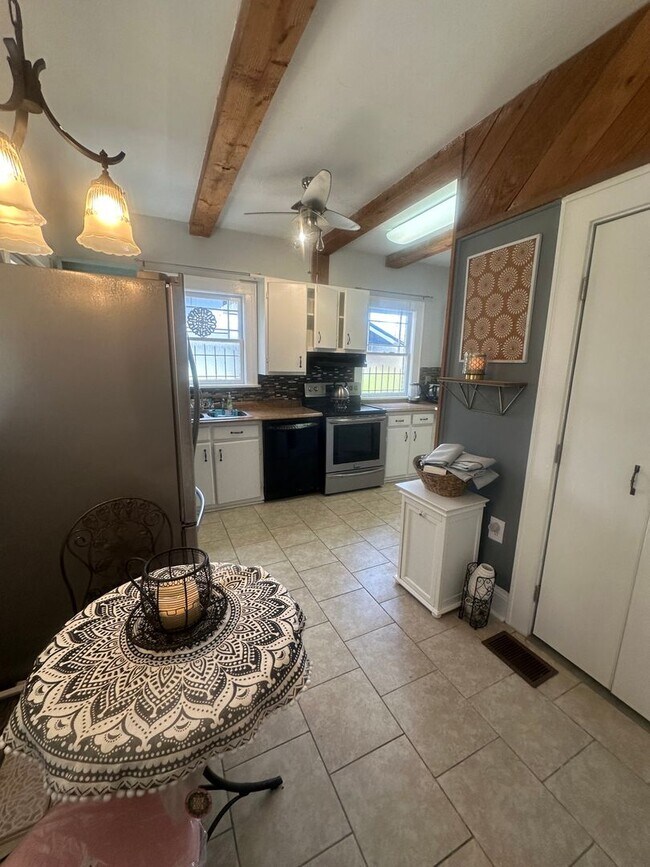 Building Photo - 3 bedroom 2 bath beautiful home with tons of character!