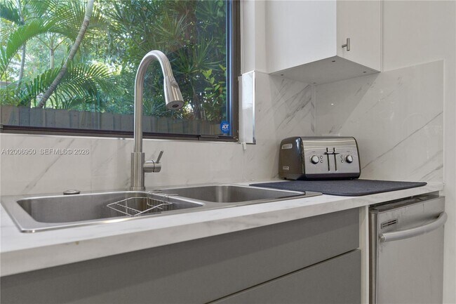 Building Photo - 2889 SW 33rd Ave