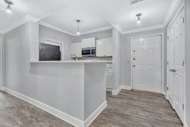 Building Photo - 2-Bed, 2-Bath Condo in the Heart of Green ...
