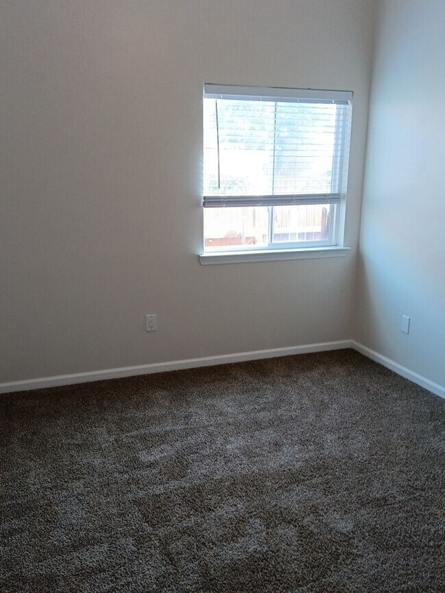 Building Photo - Spacious 4-bedroom, 2-bathroom home! Comin...