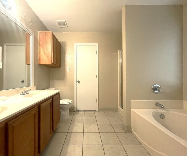 Building Photo - MOVE IN SPECIAL!!!! Cedar Hill home featur...