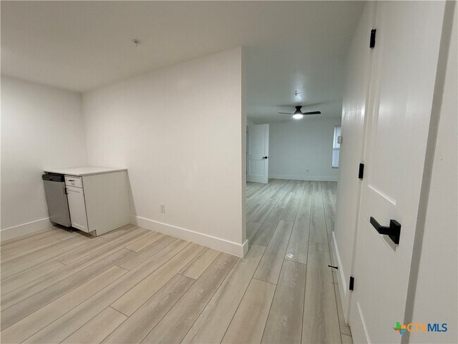 Building Photo - 2204 W San Antonio St