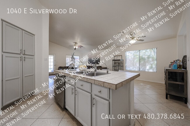 Building Photo - 1040 E Silverwood Dr