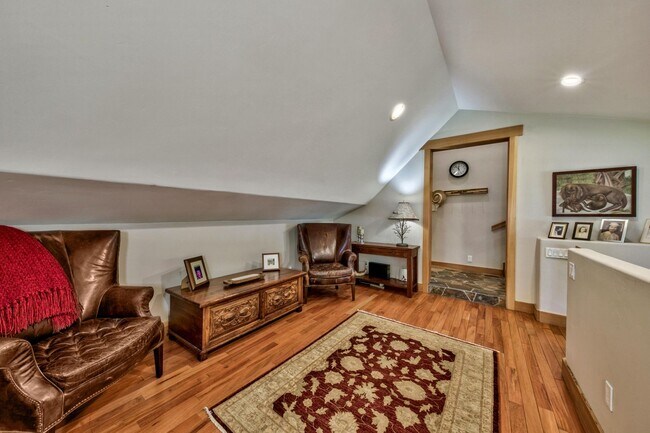 Building Photo - Gorgeous Lakeview! Pet Friendly w a Garage & AC!