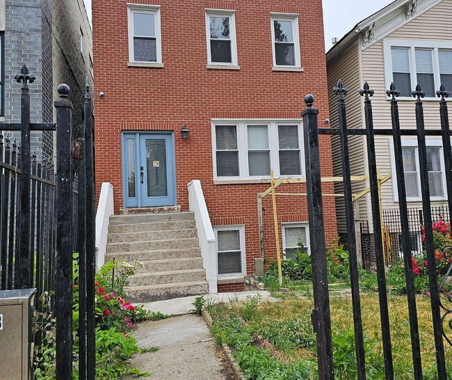 Building Photo - "Spacious 2-Bedroom Oasis on W Fillmore St – 1496 Sq Ft of Comfort in Chicago's Heart!"