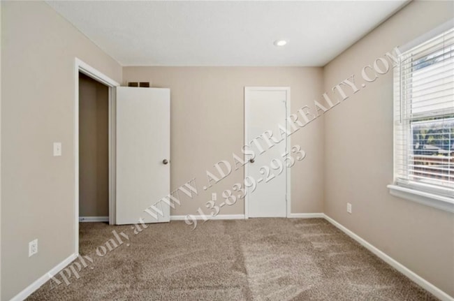 Building Photo - Adorable 3 Bed 2 Bath Duplex in Olathe-coming SOON!!