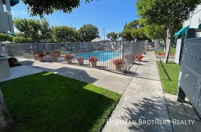 Building Photo - 301 Avocado St