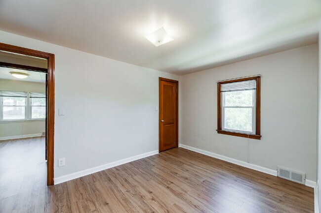 Building Photo - Charming 3-Bedroom with 2 Full Baths in the Heart of Lemont