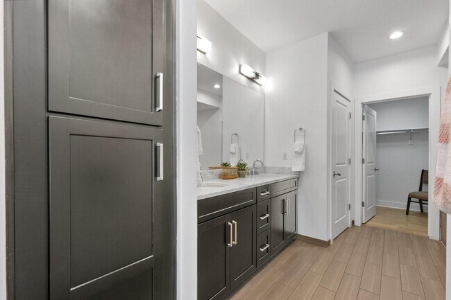 Building Photo - 4803 N Woodmere Fairway