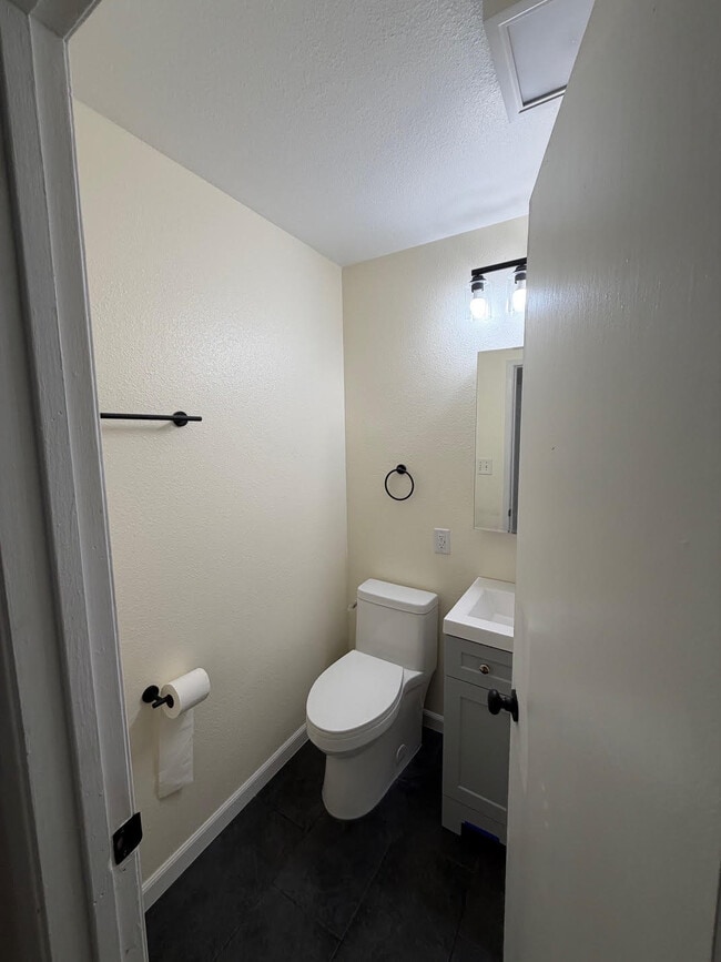 Building Photo - 720 Merrywood Ln